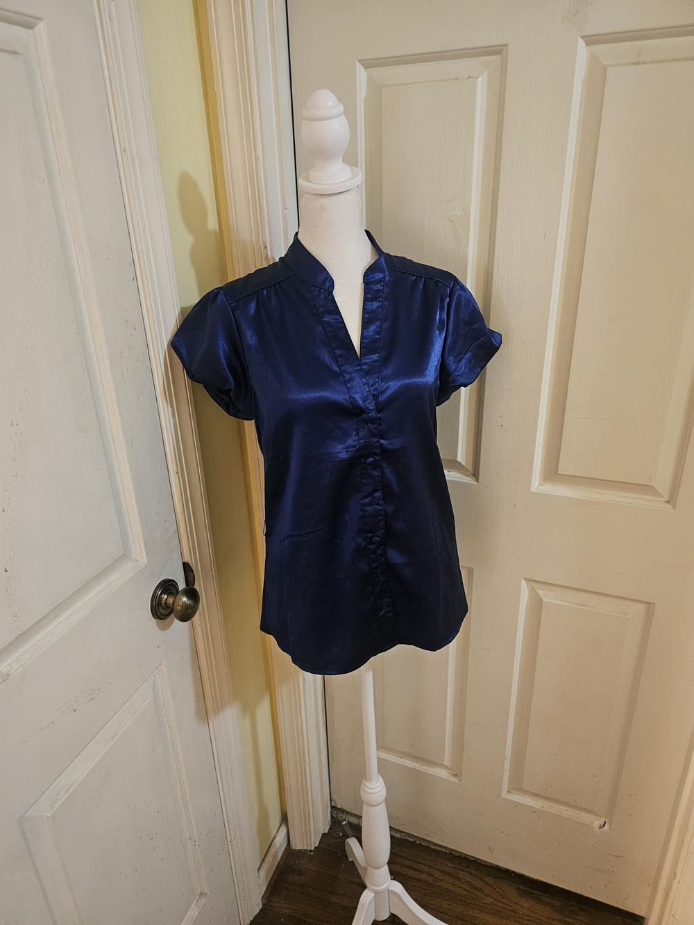 Forver 21 Navy Satin Short Sleeve Mandarin-Neck Blouse
